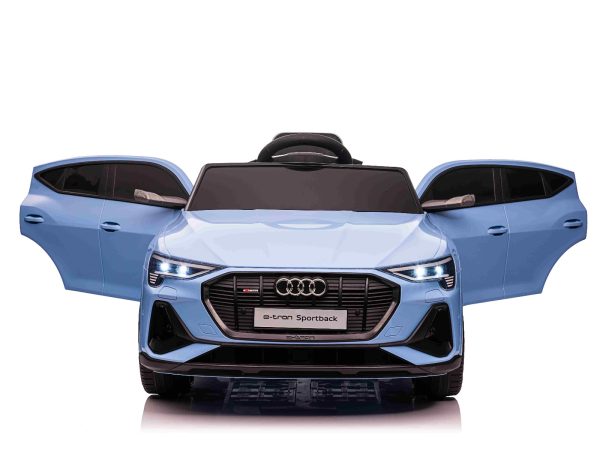Maşinuţa electrica copii Audi E-tron Sportback 12V, albastru, scaun lat cu un singur loc și centură de siguranță cu prindere în trei puncte, telecomandă 2.4 GHz, intrare USB/AUX, suspensie, baterie litiu, lumini LED, motor 2 x 25W, licență ORIGINALĂ