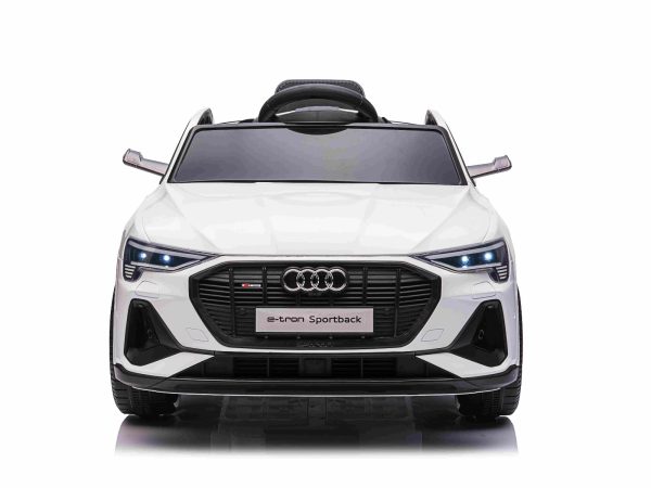 Maşinuţa electrica copii Audi E-tron Sportback 12V, alb, scaun lat cu un singur loc și centură de siguranță cu prindere în trei puncte, telecomandă 2.4 GHz, intrare USB/AUX, suspensie, baterie litiu, lumini LED, motor 2 x 25W, licență ORIGINALĂ