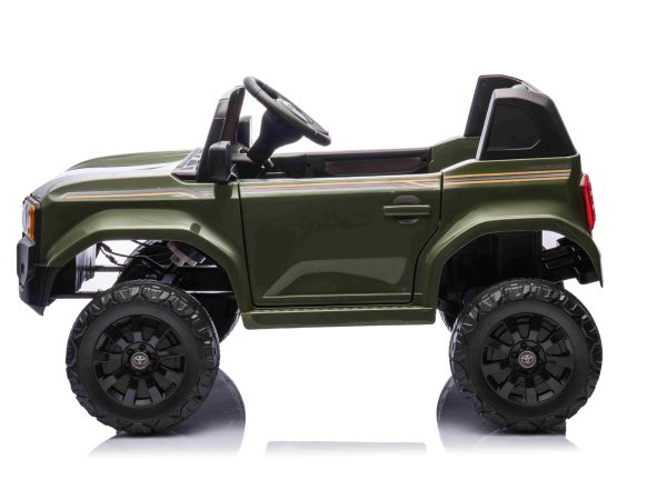 Mașinuță electrică Toyota Landcruiser 12V, verde camuflaj, scaun lat, telecomandă 2.4 GHz, intrare USB / AUX, Bluetooth, suspensie, baterie litiu, lumini LED, motor 2 x 25W, licență ORIGINALĂ