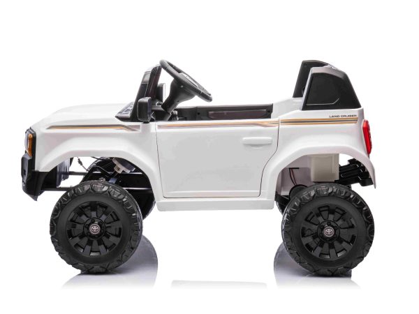 Mașinuță electrică Toyota Landcruiser 12V, alb, scaun lat, telecomandă 2.4 GHz, intrare USB / AUX, Bluetooth, suspensie, baterie litiu, lumini LED, motor 2 x 25W, licență ORIGINALĂ