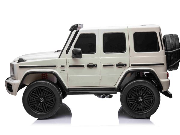 Mașină electrică Mercedes-Benz G63 AMG 4x4 cu două locuri 12V, alb, MP3 Player cu intrare USB/AUX, tracțiune 4x4, baterie 12V14Ah, roți EVA cu suspensie, scaune din piele, telecomandă, licențiat