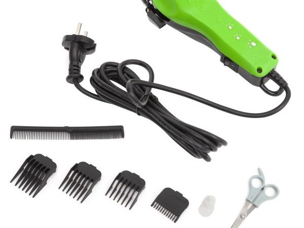 Ingrijeste blana animalelor de companie cu aparatul de tuns professional